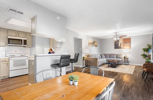 Hancock Apartment | Beautiful 2BR 5 Mins to UT 6983