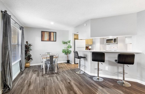 Hancock Apartment | Beautiful 2BR 5 Mins to UT 6983