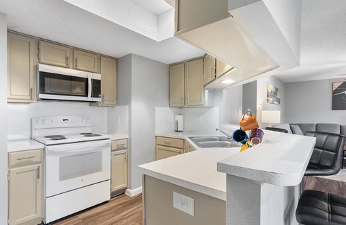 Hancock Apartment | Beautiful 2BR 5 Mins to UT 6983