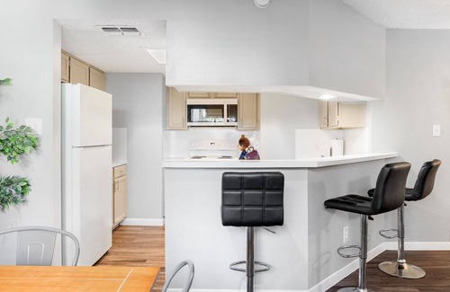 Hancock Apartment | Beautiful 2BR 5 Mins to UT 8119