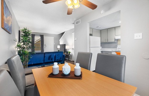 Hancock Apartment | Beautiful 2BR 5 Minutes to UT 5883