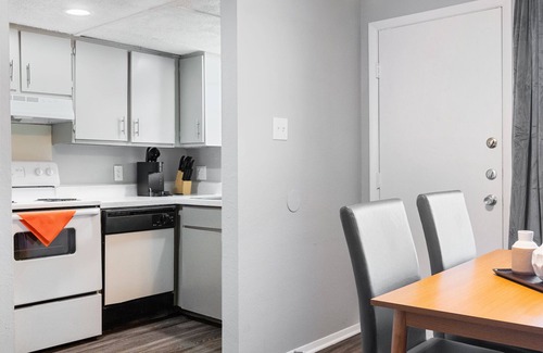 Hancock Apartment | Beautiful 2BR 5 Minutes to UT 5883