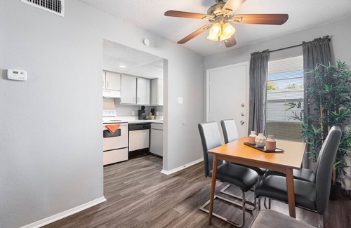 Hancock Apartment | Beautiful 2BR 5 Minutes to UT 5883