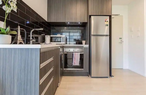 Newton House | Beautiful 2BR Unit next to Myers Park Zodiak Stays