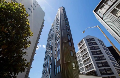 Newton House | Beautiful 2BR Unit next to Myers Park Zodiak Stays