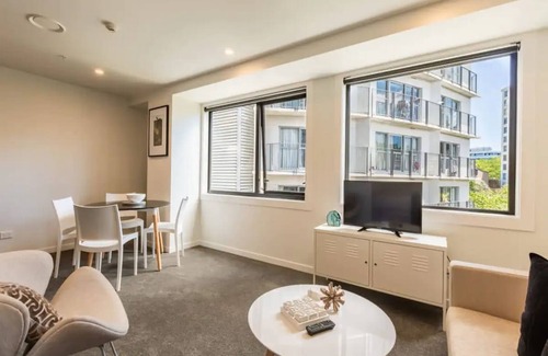 Newton House | Beautiful 2BR Unit next to Myers Park Zodiak Stays