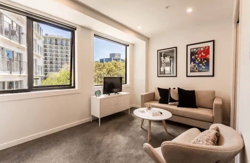 Newton House | Beautiful 2BR Unit next to Myers Park Zodiak Stays