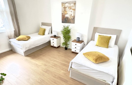 Arnold Apartment | Beautiful 3-Bed Apartment with Driveway Parking