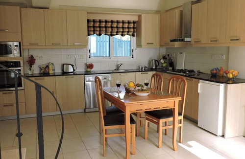 Ayia Napa Villa | Beautiful 3 bedroom villa just 7 minutes walk from the famous Nissibeach