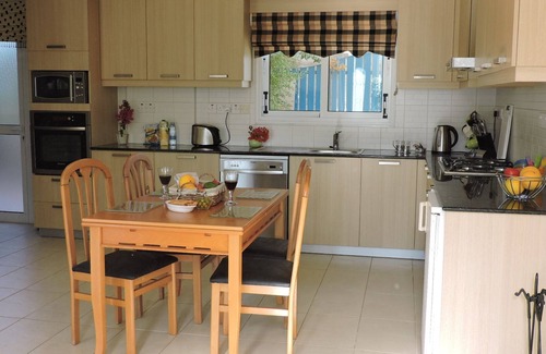 Ayia Napa Villa | Beautiful 3 bedroom villa just 7 minutes walk from the famous Nissibeach