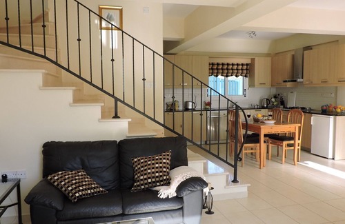 Ayia Napa Villa | Beautiful 3 bedroom villa just 7 minutes walk from the famous Nissibeach