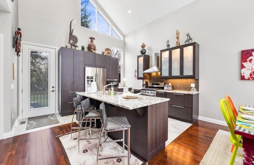 Historic Old Town House | Beautiful 3BR Old Town Home | Steps to Queen St!