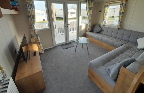 Walton on the Naze Ski Chalet | Beautiful 3 Bed caravan in Walton on the Naze