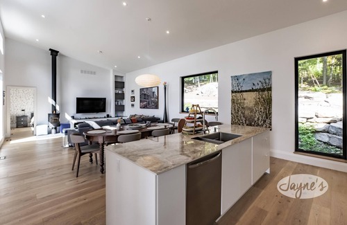 Lake of Bays Cottage | Beautiful 4 bed 3 bath cottage on Lake of Bays!