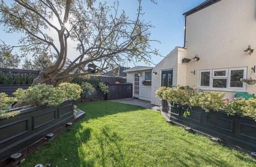 Lowestoft House | Beautiful 4 Bed Beach House - Pool table & Parking