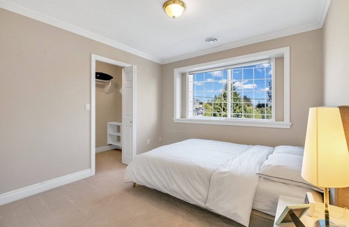 Marpole House | Beautiful 4 bedroom house with gourmet kitchen and A/C in Vancouver West Side.