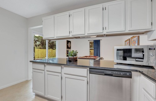 Savannah House | Beautiful 4 Bedroom Home near Wormsloe! Gameroom!
