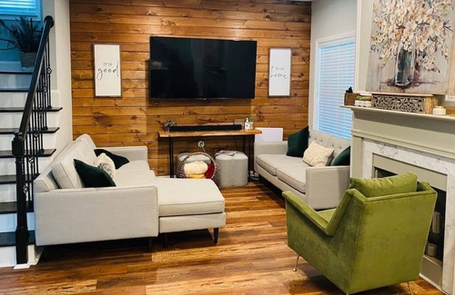 Charlotte House | Beautiful 4 BR 2.5 baths centrally located