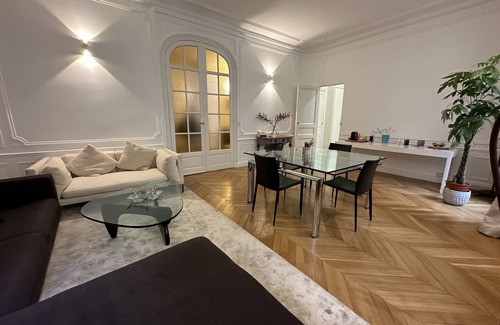 17th Arrondissement Apartment | Beautiful 4 PP in magnificent building less than 5 mns walk from Parc Monceau