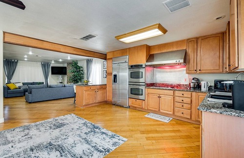 Las Vegas House | Beautiful 4bedroom,3bath ,5bed,2 sleep sofa,10 min Downtown,Pool,Hot Tub! Game !