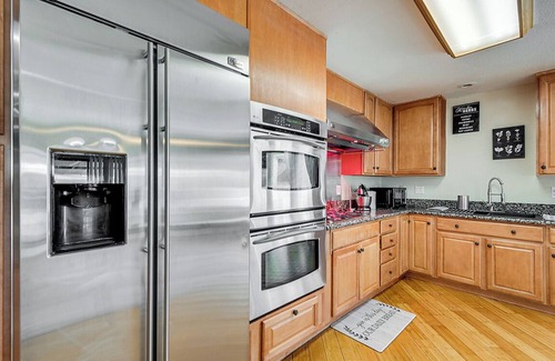 Las Vegas House | Beautiful 4bedroom,3bath ,5bed,2 sleep sofa,10 min Downtown,Pool,Hot Tub! Game !