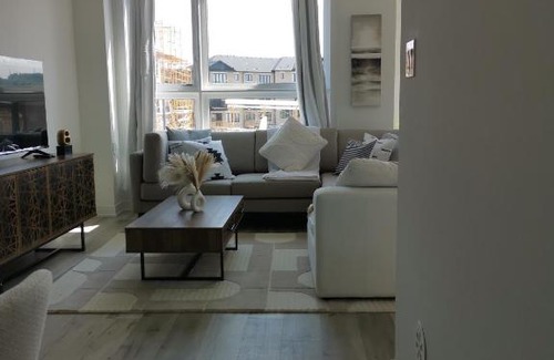Barrie Apartment | Beautiful, 4brd-3bthTownhome 7mins to Lakeshore