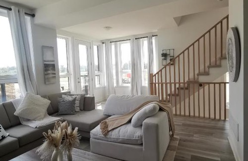Barrie Apartment | Beautiful, 4brd-3bthTownhome 7mins to Lakeshore