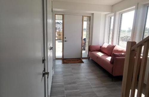 Barrie Apartment | Beautiful, 4brd-3bthTownhome 7mins to Lakeshore