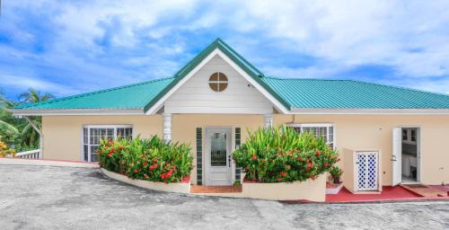 Cap Estate Villa | Beautiful 5-bed villa with views and pool - Decaj villa