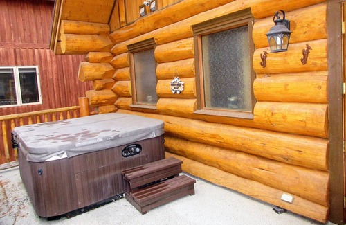 East Kootenay House | Beautiful 5 Bedroom Log Cabin