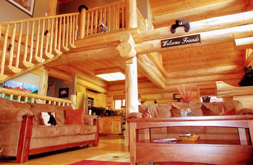 East Kootenay House | Beautiful 5 Bedroom Log Cabin