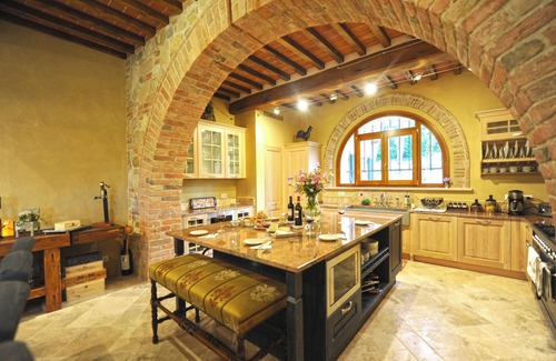 Montepulciano Villa | Beautiful 5-Bedroom Villa - Walk to Montepulciano w/Pool, Jacuzzi & Fitness Room