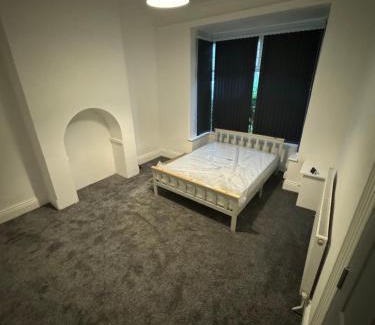 Birmingham House | Beautiful 6 bed home in Birmingham perfect for contractors!