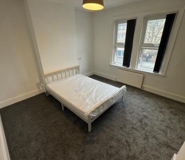 Birmingham House | Beautiful 6 bed home in Birmingham perfect for contractors!