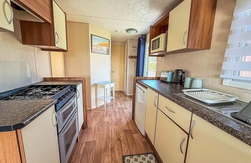 Hunstanton House | Beautiful 6 berth caravan for hire with huge decking at Manor Park ref 23142K