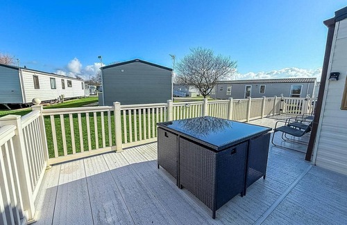 Hunstanton House | Beautiful 6 berth caravan for hire with huge decking at Manor Park ref 23142K