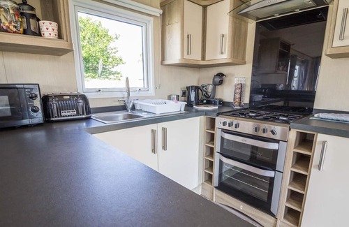 Walton on the Naze House | Beautiful 8 berth caravan at Naze Marine Holiday Park in Essex ref 17003D