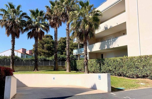 Meze Apartment | Beautiful air-conditioned apartment in Mèze with parking and beach access