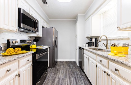 South Arlington House | Beautiful and Clean Arlington Duplex with Private Backyard