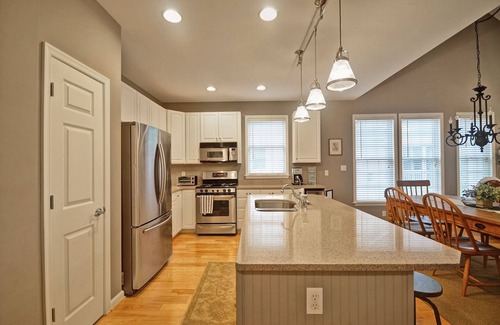 Ocean View House | Beautiful and Comfortable Town Home in Bear Trap Community, steps from the Amenities! WIFI, Pool, Fitness Center, Tennis, Shuttle!