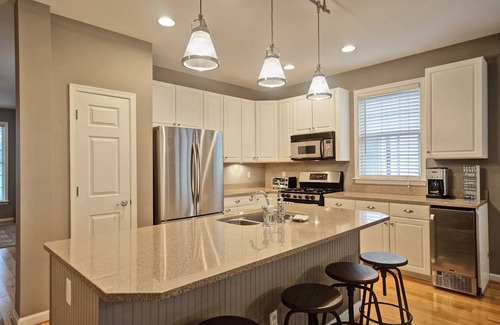 Ocean View House | Beautiful and Comfortable Town Home in Bear Trap Community, steps from the Amenities! WIFI, Pool, Fitness Center, Tennis, Shuttle!