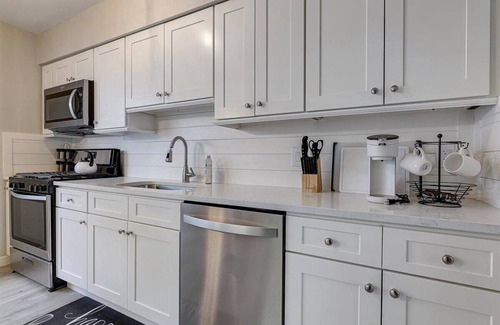 Largo House | Beautiful and Comfortable 2 Bedroom Home 10 minutes from Beach