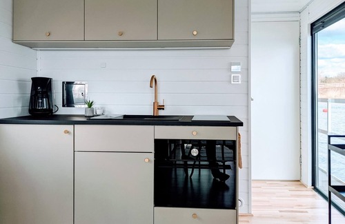 Blankaholm Boat Rental | Beautiful and compact houseboat in a quiet location near Blankaholm.