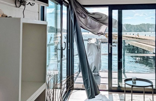 Blankaholm Boat Rental | Beautiful and compact houseboat in a quiet location near Blankaholm.