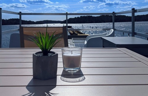 Blankaholm Boat Rental | Beautiful and compact houseboat in a quiet location near Blankaholm.