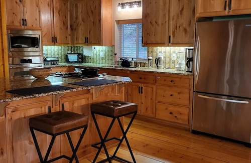 East Lake Hills Cabin | Beautiful and cozy log cabin with fireplace in Bellevue WA