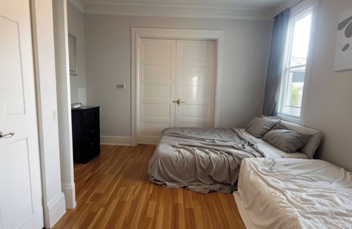 Norfolk House | Beautiful and Pet Friendly 3-bedroom house Near Zoo