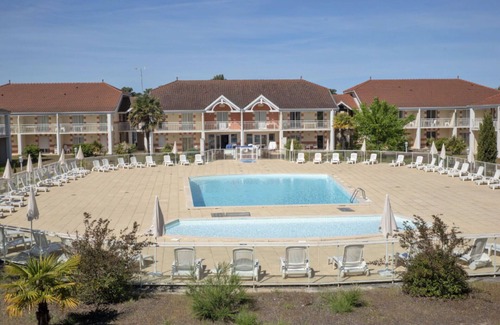 Le Verdon-sur-Mer Apartment | Beautiful apartment for 6 guests with WIFI, pool, TV, terrace and pets allowed