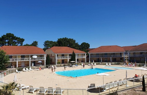 Le Verdon-sur-Mer Apartment | Beautiful apartment for 6 guests with WIFI, pool, TV, terrace and pets allowed