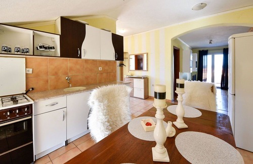 Gornji Karin Apartment | Beautiful apartment for 4 guests with WIFI, A/C, TV, terrace, pets allowed and parking